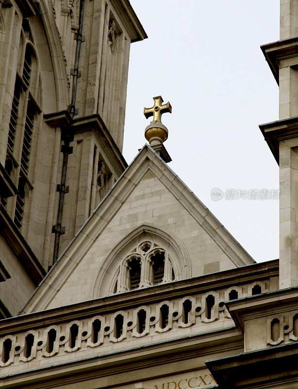 教堂屋顶上的十字架