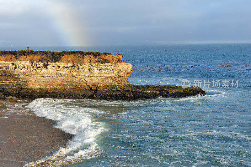 彩虹在圣克鲁斯海岸