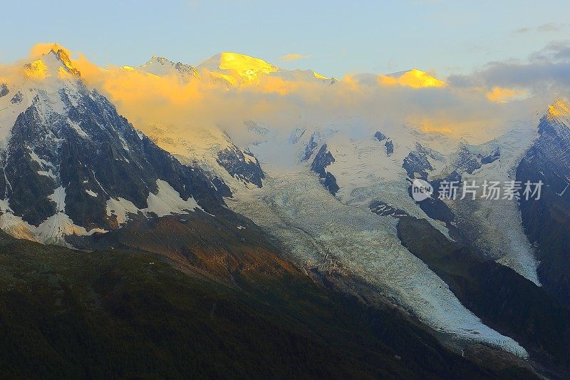 埃奎尔·杜·米迪和勃朗峰上的云霞夕阳