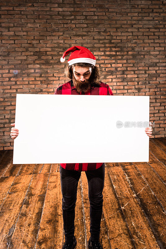 在圣诞节举着白板横幅的潮人