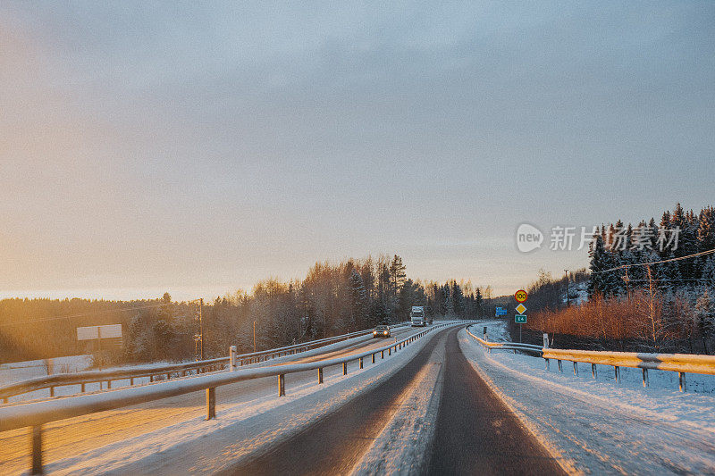 冬天在瑞典Norrland的路