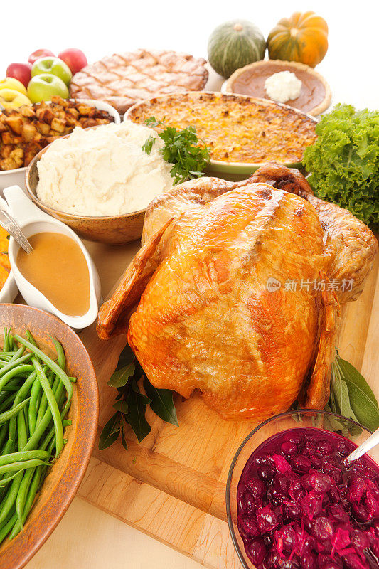 感恩节晚餐完整的烤火鸡和装饰