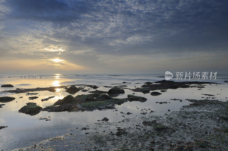 日落前的忧郁海景