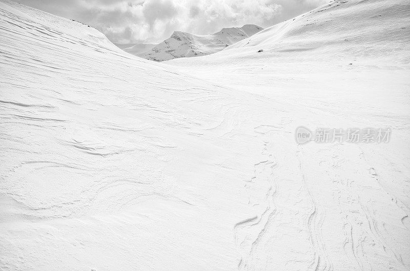 冰雪覆盖的山谷和周围的山峰在约敦海门