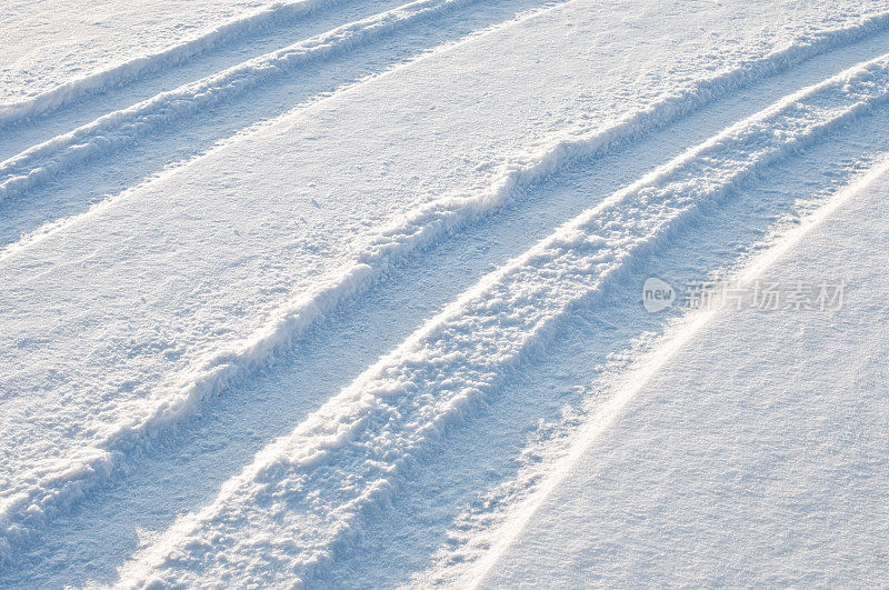 雪地上的轮胎印