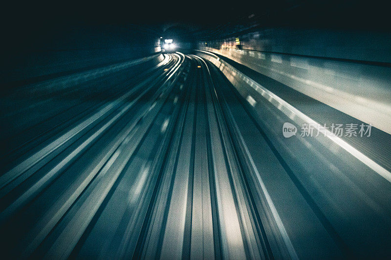 迪拜地铁列车在隧道里快速行驶