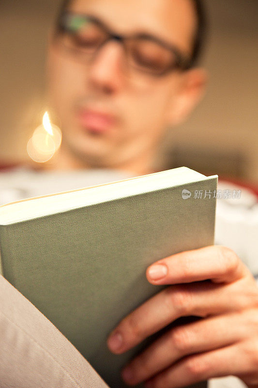 一个年轻人在全神贯注地读着一本书
