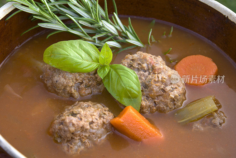 Albondigas肉丸，牛肉和蔬菜汤:健康食品，午餐和晚餐