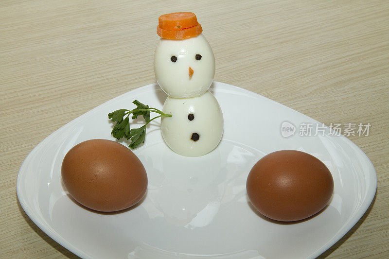 可爱的鸡蛋看起来像雪人