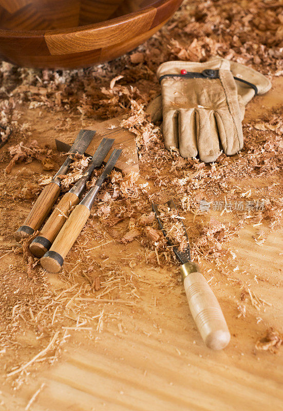 木工车间。凿子，锯末和手套。木工工具。