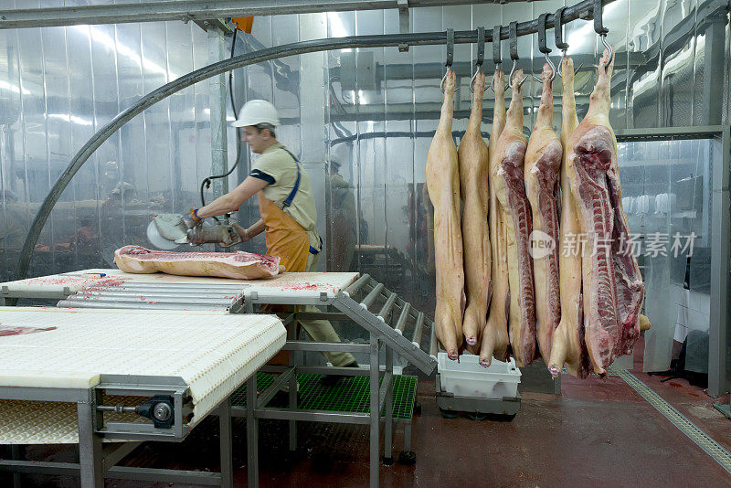 在食品加工厂切肉的屠夫