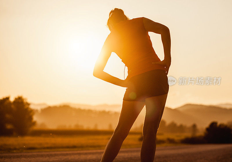 日落时分在户外跑步的年轻女子