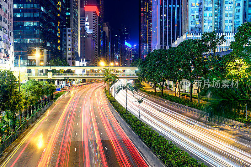 香港，现代都市夜晚的交通灯轨迹