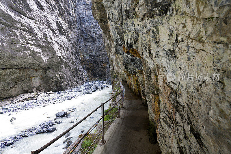 在瑞士阿尔卑斯山的格林德沃冰川峡谷