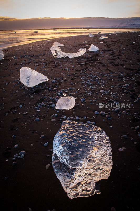 冰岛Jokulsarlon海滩上的冰川碎片