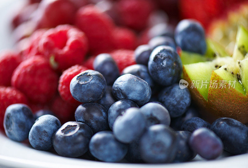 超级特写蓝莓和混合水果
