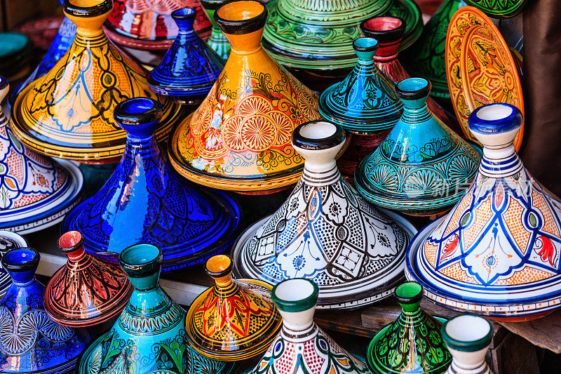 马拉喀什一个露天市场上五颜六色的马洛凯塔吉尼壶