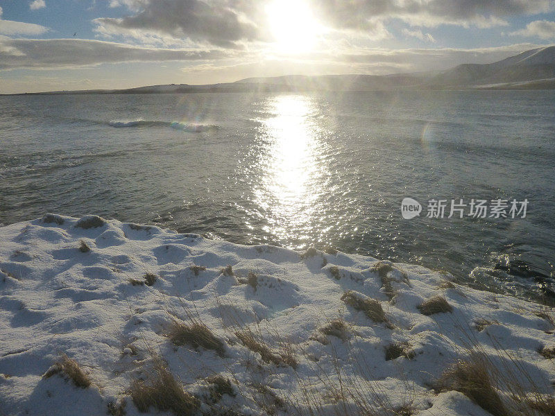 奥克尼冬日的阳光穿过雪地和大海