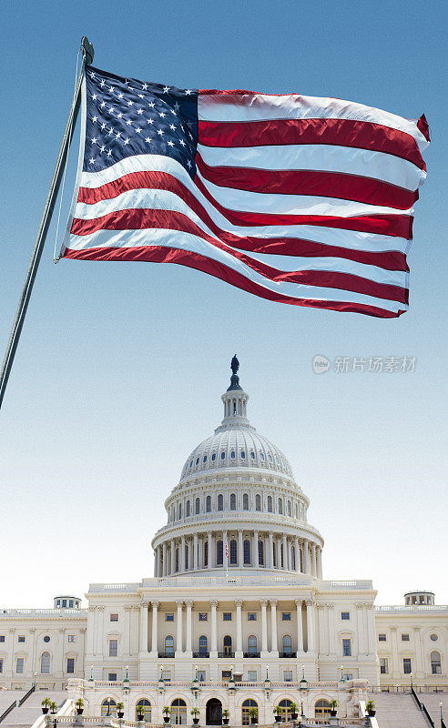 华盛顿特区的国会大厦挂着我们的国旗