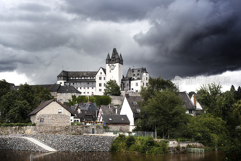 德国迪亚兹中世纪小镇的雷雨即将来临