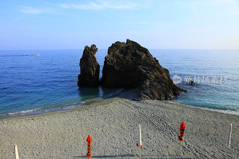 蒙特罗索日落海滩和遮阳伞，利古里亚辛克特雷