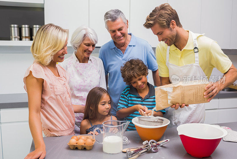 Multi-generation家庭烘焙