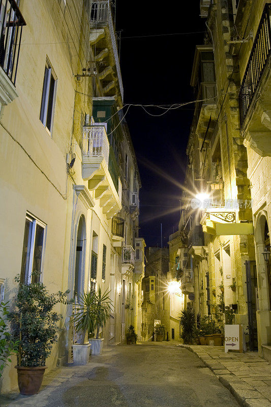 典型的欧洲夜晚大街
