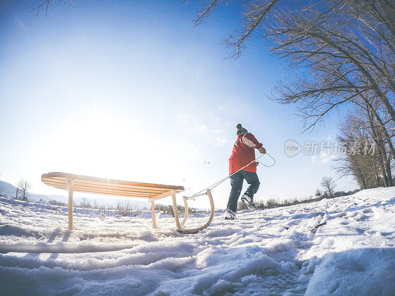 在雪地上奔跑