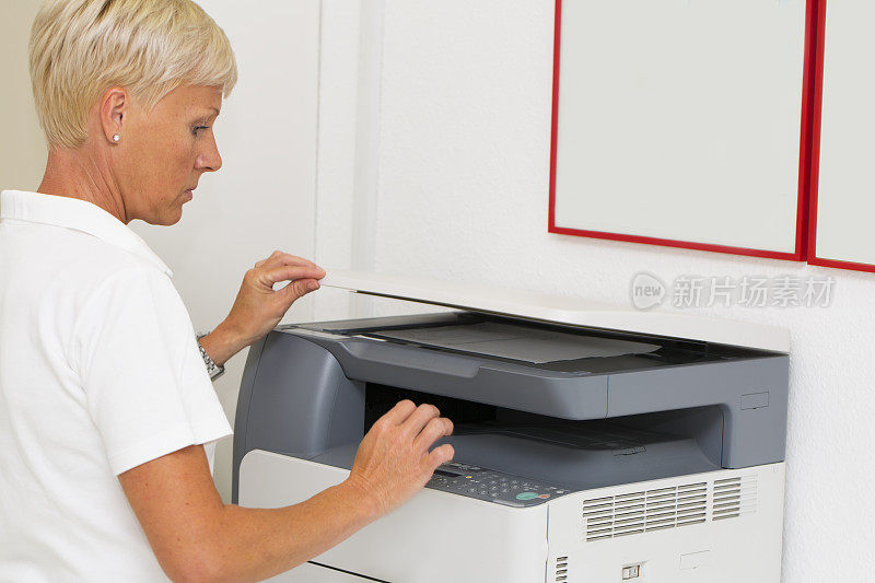护士在工作中……用复印机复印医疗结果