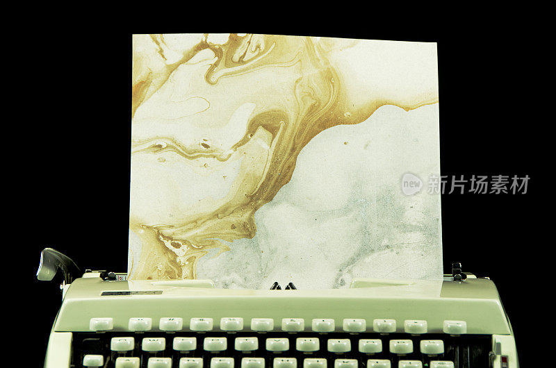 复古型打字机与一些油墨旋涡纸
