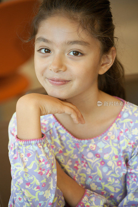 微笑的年轻欧亚女孩的肖像