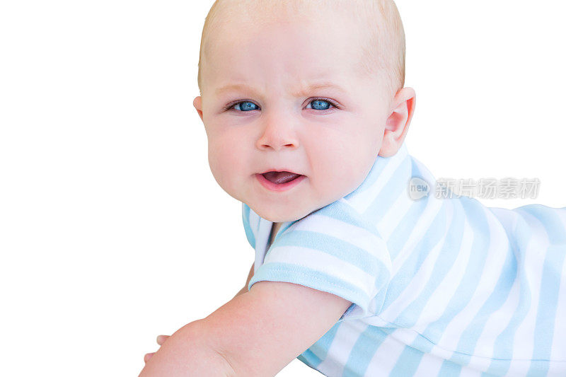 一个4个月大的，蓝眼睛的婴儿看着镜头