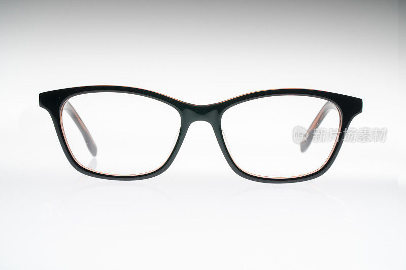 现代复古的书呆子眼镜孤立在白色的背景