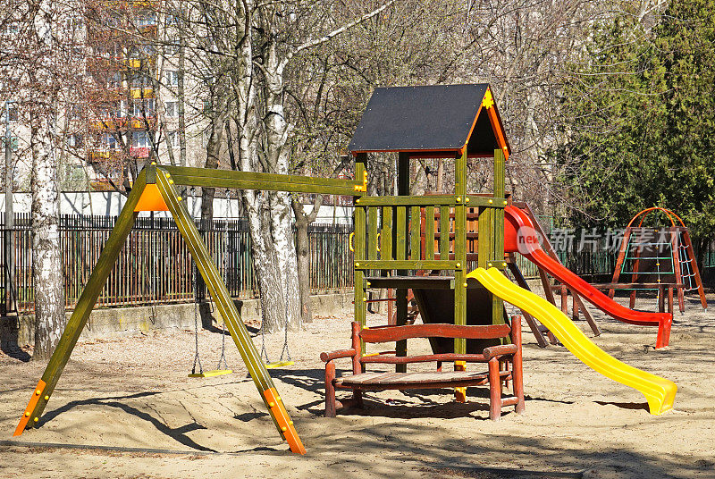 幼儿园院子里有滑梯和攀爬架