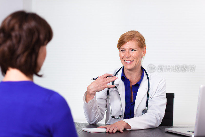 微笑的医生与病人交谈