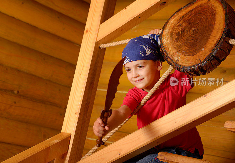 男孩拿着木剑扮演海盗