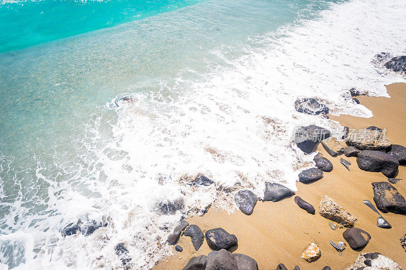 海浪拍打着岩石。