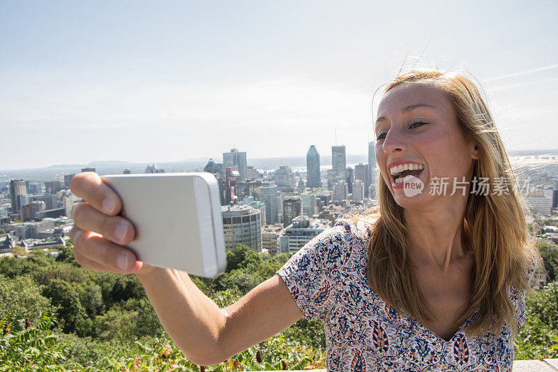 快乐的女孩在蒙特利尔自拍