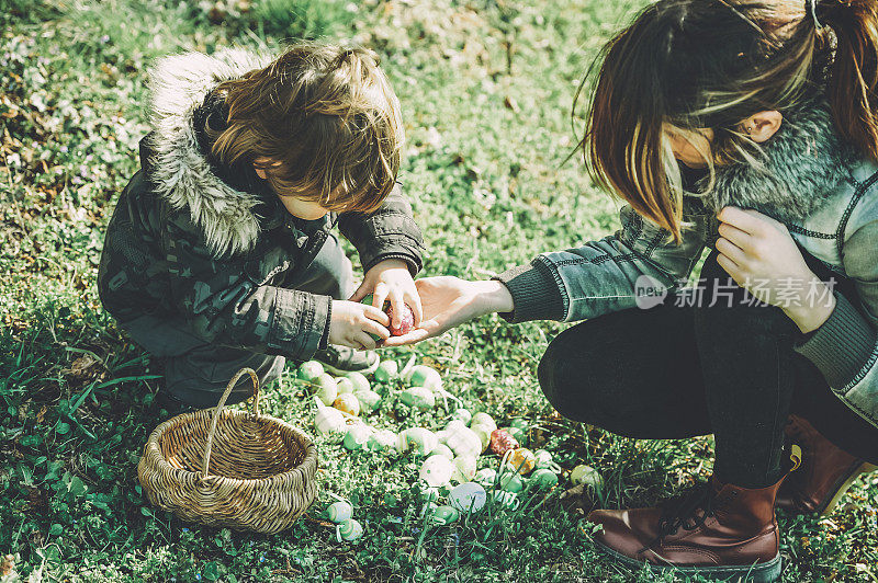 妈妈和带着复活节彩蛋的小男孩在户外