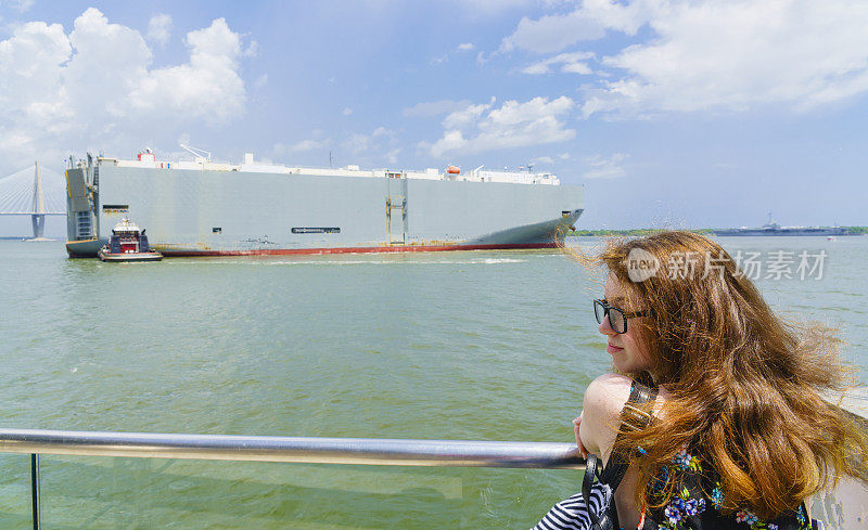 查尔斯顿库珀河的一名少女正看着一艘货船