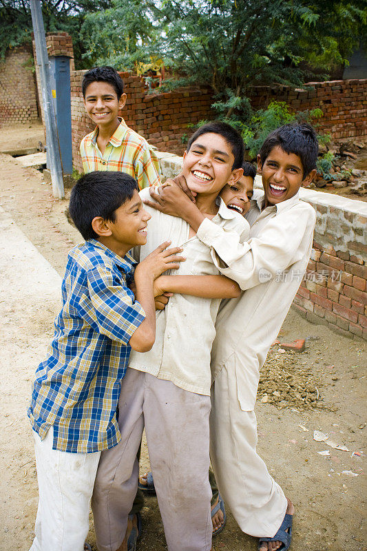 偷拍的肖像农村印度孩子有一个有趣的时间