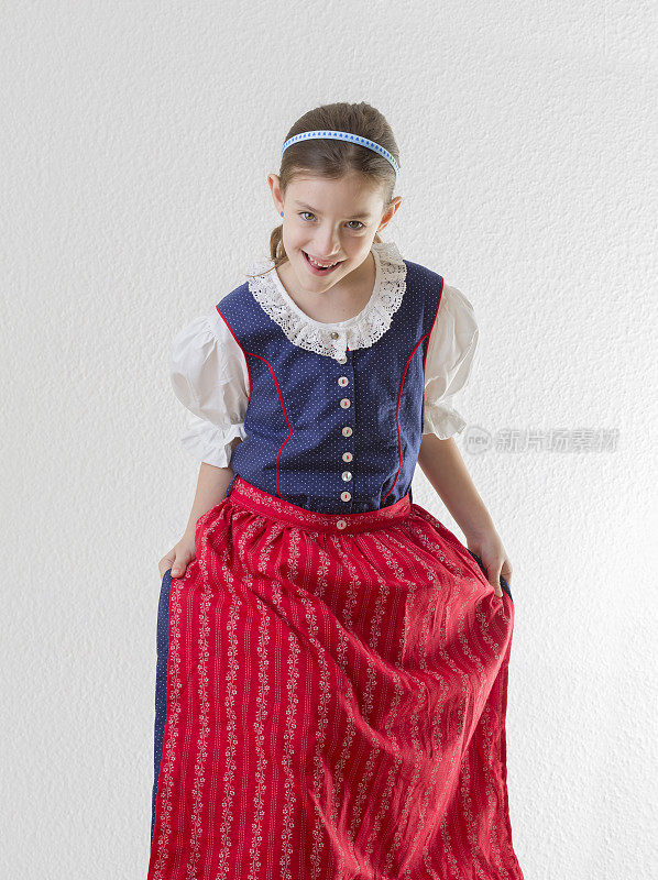 穿着传统连衣裙的巴伐利亚小女孩跳舞
