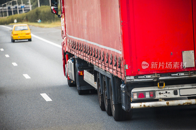 高速公路上的红色卡车