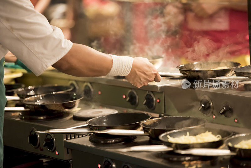 厨师准备食物