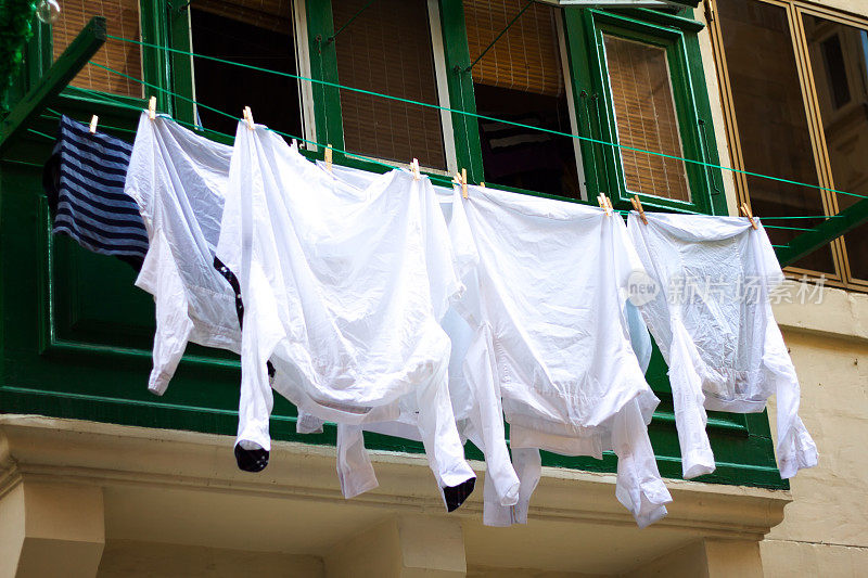 马耳他瓦莱塔:传统阳台上挂着白衬衫(特写)