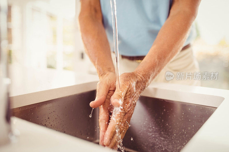 中年男子洗手