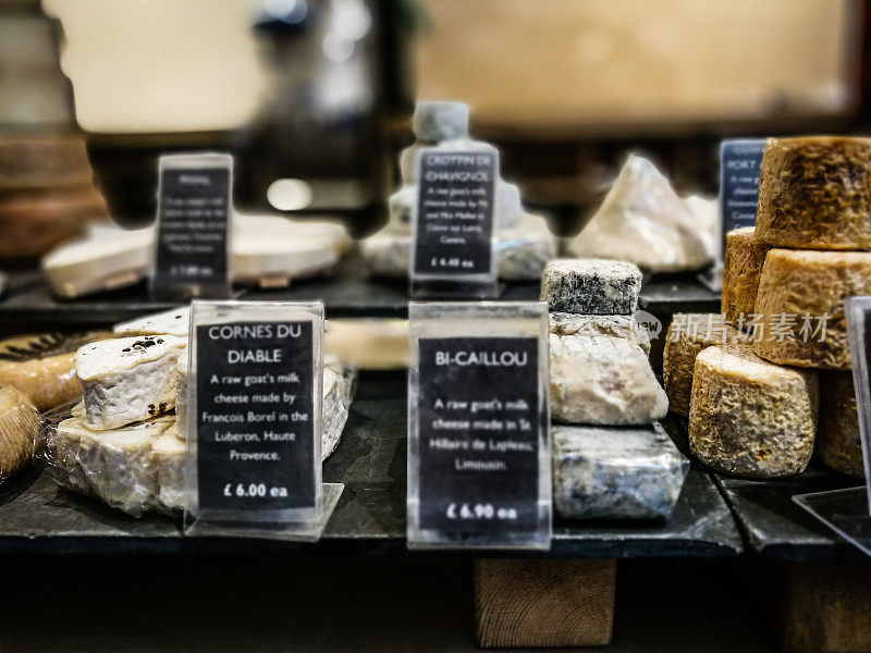 英国伦敦博罗市场展出大量的卡门贝尔奶酪、布里干酪和其他奶酪