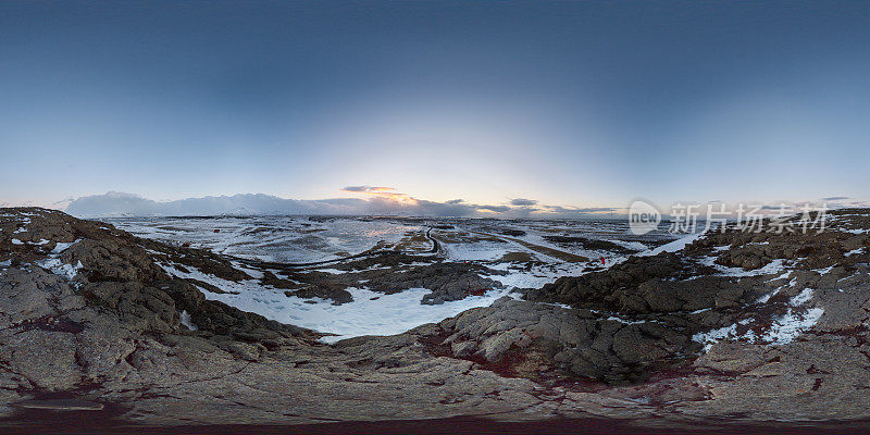 冬季日落全景景观从山上覆盖在冰岛的雪