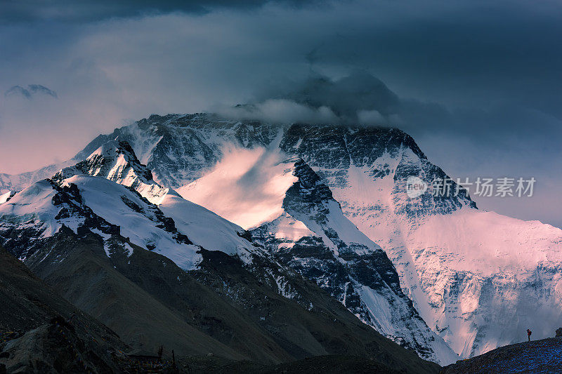 从中国西藏的大本营，可以看到早晨的珠穆朗玛峰。