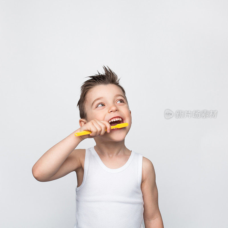 一个小孩在刷牙